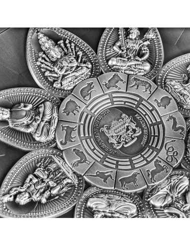 AMITABHA Huit Protecteurs Pièces 5 Oz Argent & 28.5 Oz Cuivre 25000 Francs Tchad 2025 - Coins & More - Tchad